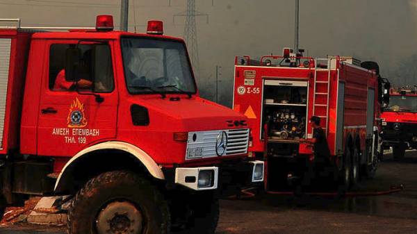 Νεκρή 57χρονη από πυρκαγιά σε διώροφο κτίσμα στη Σαλαμίνα