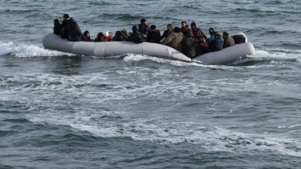 Εντεκα διασωθέντες από το ναυάγιο σκάφους με μετανάστες στην Εύβοια