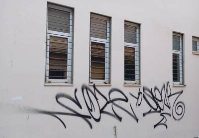 Καλαμάτα: Γκράφιτι στην πρόσοψη του 21ου Δημοτικού Σχολείου λίγες ημέρες μετά το βάψιμο