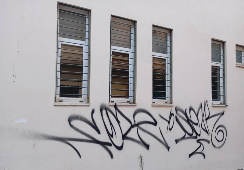 Καλαμάτα: Γκράφιτι στην πρόσοψη του 21ου Δημοτικού Σχολείου λίγες ημέρες μετά το βάψιμο