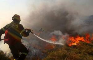 Μαίνεται η πυρκαγιά στην Κορινθία: Κάηκαν σπίτια (βίντεο)