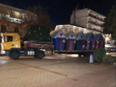 Καλαμάτα: Απομακρύνθηκαν χριστουγεννιάτικο δέντρο και σπιτάκια από την πλατεία (Φωτογραφίες)