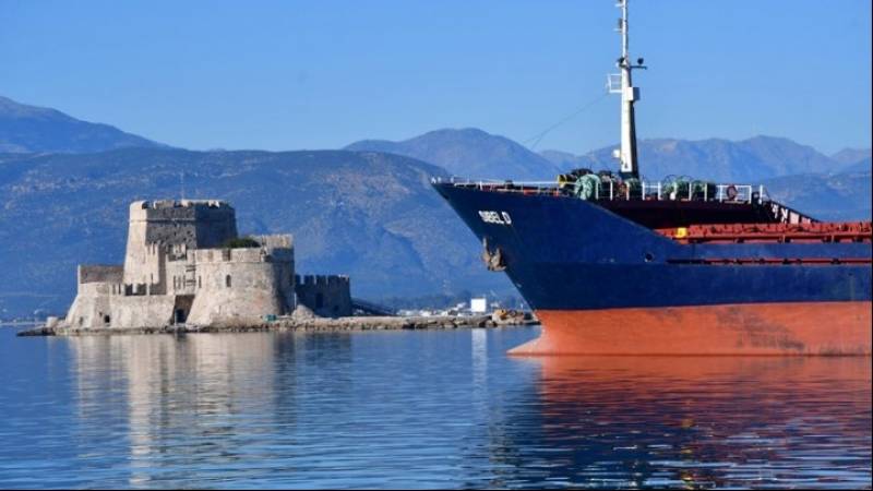 Φορτηγό πλοίο με λιπάσματα προσάραξε στο λιμάνι του Ναυπλίου