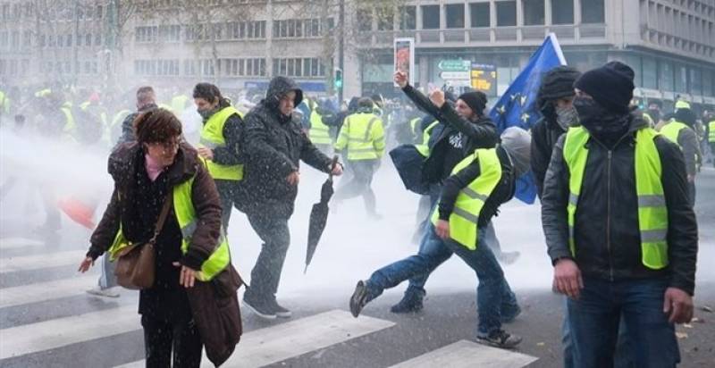 Τουλάχιστον 19 σταθμοί του μετρό στο κεντρικό Παρίσι έκλεισαν λόγω των βίαιων συγκρούσεων μεταξύ διαδηλωτών και αστυνομικών