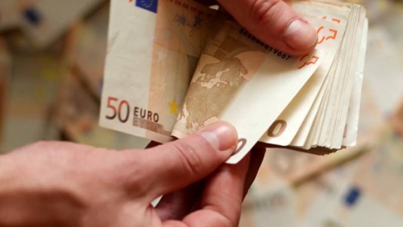 Αυξάνονται οι δικαιούχοι των 800 ευρώ με τροπολογία που κατατέθηκε στη Βουλή
