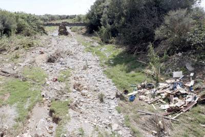 Πέταξαν μπάζα στο ρέμα 