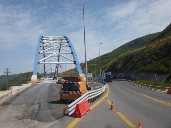 Τελευταίες εργασίες στην τοξωτή γέφυρα της Τσακώνας, που παραδίδεται τον Οκτώβριο