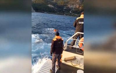 Τέσσερις μετανάστες έχουν διασωθεί συνολικά από τη θαλάσσια περιοχή νότια της Σάμου, μετά την ανατροπή λέμβου