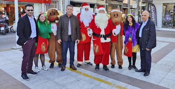 Ο Aγιος Βασίλης στα καταστήματα της Καλαμάτας