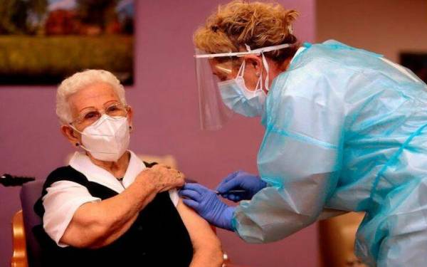 Μία 96χρονη «άνοιξε» τους εμβολιασμούς στην Ισπανία