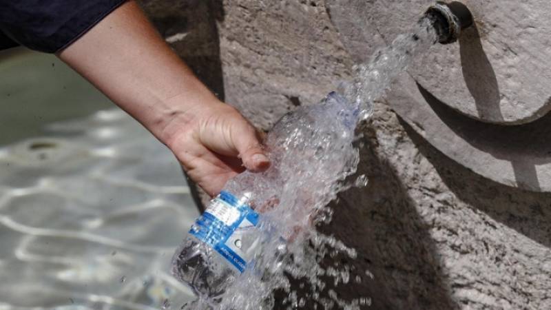 Εθελοντές του Ερυθρού Σταυρού προσφέρουν εμφιαλωμένο νερό στην Αρχαία Ολυμπία