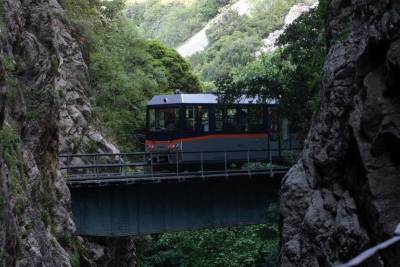 Μεσσήνιοι μαθητές λαχτάρησαν σε σχολική εκδρομή - Ακινητοποιήθηκε αμαξοστοιχία σε γέφυρα στον Οδοντωτό