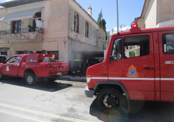 Καλαμάτα: Πυρκαγιά σε σταθμευμένο αυτοκίνητο στην οδό Αύρας