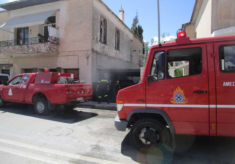 Καλαμάτα: Πυρκαγιά σε σταθμευμένο αυτοκίνητο στην οδό Αύρας