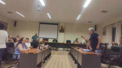 Δημοτικό Συμβούλιο Τριφυλίας: Διαξιφισμοί και διακοπές με αφορμή την αγροτική οδοποιία
