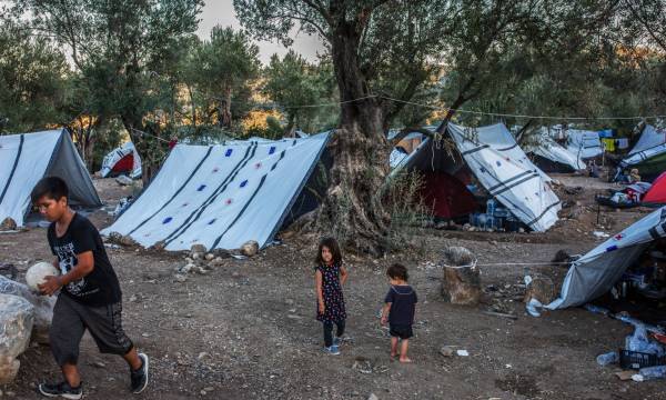 Guardian για ελληνικά hotspot: Χιλιάδες πρόσφυγες ζουν σε άθλιες σκηνές