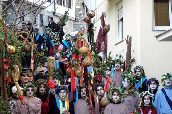 Καστοριά: Κέφι και χορός από τους χιλιάδες καρναβαλιστές στα Ραγκουτσάρια