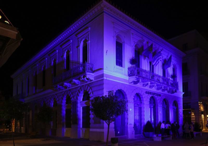 Καλαμάτα: Το Ιστορικό Δημαρχείο φωτίστηκε  μπλε κατά του σακχαρώδους διαβήτη (βίντεο)