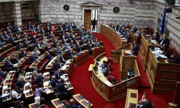 Ομόφυλα ζευγάρια: Οι μισοί βουλευτές της Περιφέρειας Πελοποννήσου δεν ψήφισαν το νομοσχέδιο