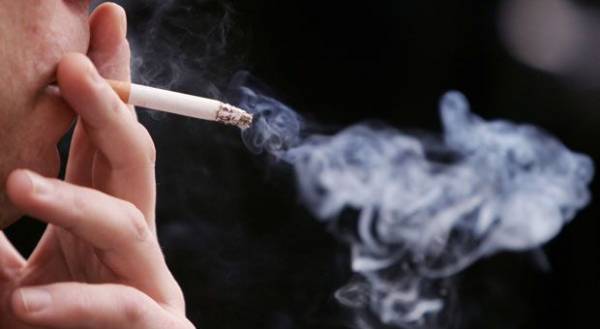 Τουλάχιστον οκταπλάσιος ο κίνδυνος σοβαρού εμφράγματος για τους καπνιστές κάτω των 50 ετών