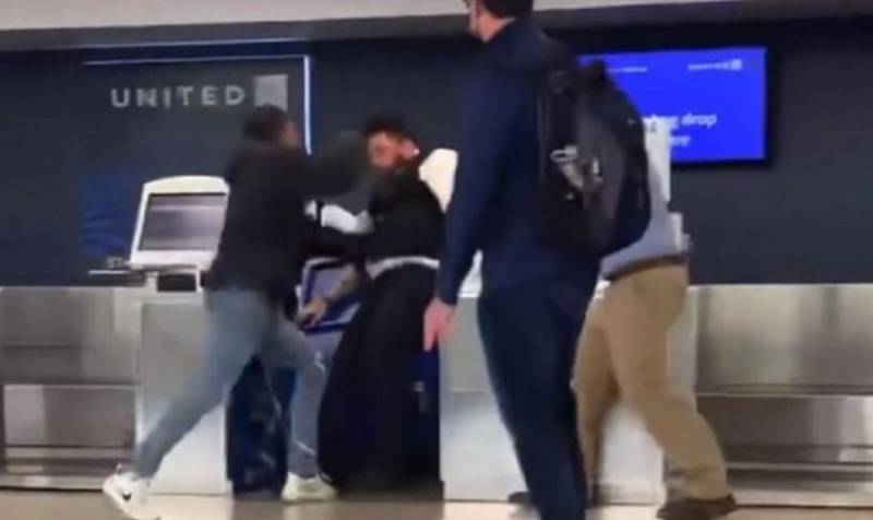 ΗΠΑ: Αεροσυνοδός χαστούκισε επιβάτη και εκείνος τον άφησε αιμόφυρτο (Βίντεο)
