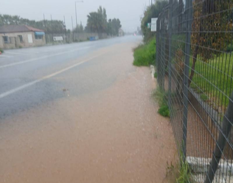 Πλημμύρισε ξανά ο δρόμος