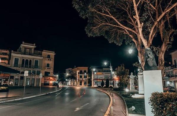 Έρημη πόλη η Καλαμάτα το βράδυ του Σαββάτου (Φωτογραφίες)
