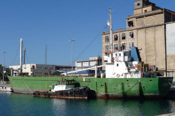 Δημοπρασία εκποίησης για τα σαπιοκάραβα στο λιμάνι Καλαμάτας