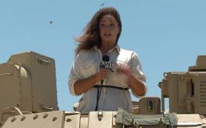 Βίντεο: Αυτή η δημοσιογράφος απλά δεν μπορεί να αντέξει την ξαφνική επίθεση σμήνους τζιτζικιών