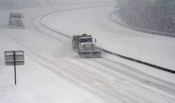 ΗΠΑ: Προβλήματα στους αυτοκινητοδρόμους και ακυρώσεις πτήσεων από τον χιονιά και τους ανεμοστρόβιλους
