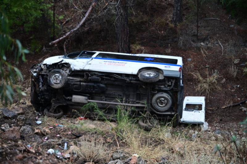 Ασθενοφόρο έπεσε σε χαντάκι στην Καισαριανή