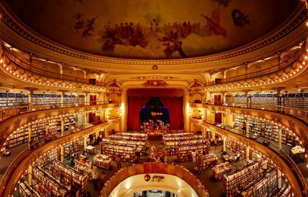 Αυτό είναι ένα από τα ωραιότερα και πιο ιστορικά βιβλιοπωλεία στον κόσμο (βίντεο)