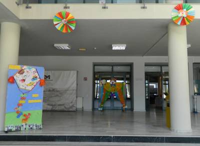 Αποκριάτικος στολισμός από παιδιά στη Μεσσήνη