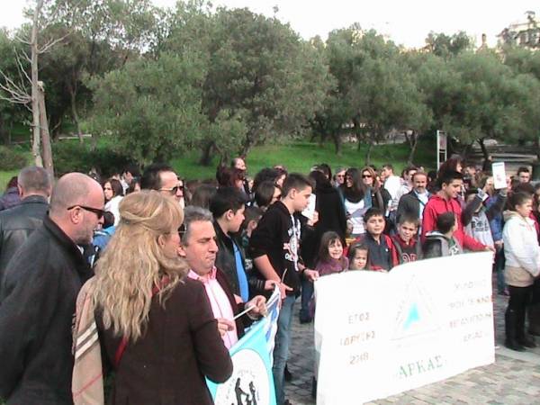 Διαμαρτυρία τρίτεκνων Μεγαλόπολης στο βράχο της Ακρρόπολης