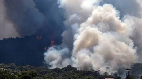 Πυρκαγιά σε χαμηλή βλάστηση στην περιοχή της Αρχαίας Κορίνθου