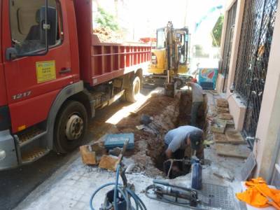 Επιδιορθώνεται βλάβη της ΔΕΗ στο κέντρο της Καλαμάτας - Κλειστή η Γεωργούλη