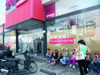 Περιφρουρούν το εμπόρευμα για να πάρουν την αποζημίωση