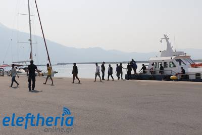 Στο λιμάνι της Καλαμάτας οι 21 μετανάστες που διασώθηκαν ανοιχτά της Πύλου (βίντεο-φωτογραφίες)