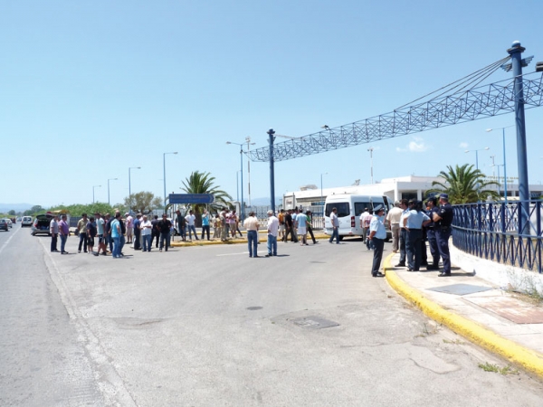 Διαδοχικοί αποκλεισμοί του αεροδρομίου Καλαμάτας από τους ιδιοκτήτες ταξί