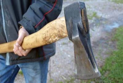 Νεαρός στο νοσοκομείο μετά από χτύπημα με τσεκούρι στο κεφάλι!