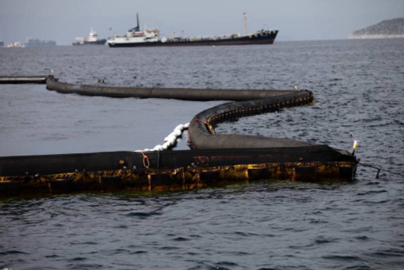 Επιχείρηση αντιμετώπισης θαλάσσιας ρύπανσης από πετρελαιοειδή στην Ελευσίνα