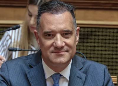 Άδωνις Γεωργιάδης: Αγνώριστος με το νέο του look στη Βουλή