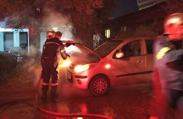 Καλαμάτα: Φωτιά σε αυτοκίνητο έξω από το Πάρκο Σιδηροδρόμων