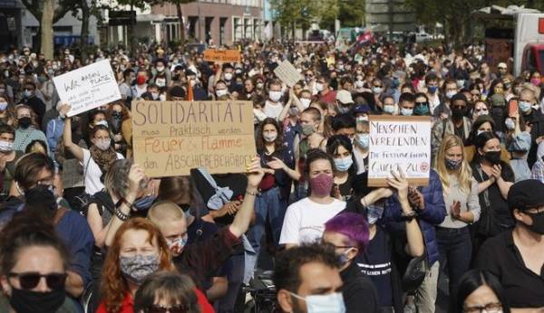Βερολίνο: Χιλιάδες διαδηλωτές αξίωσαν υποδοχή προσφύγων από τη Μόρια