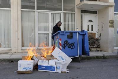 Εχτισαν την πόρτα του Δασαρχείου και άναψαν φωτιά οι Μανιάτες αγρότες