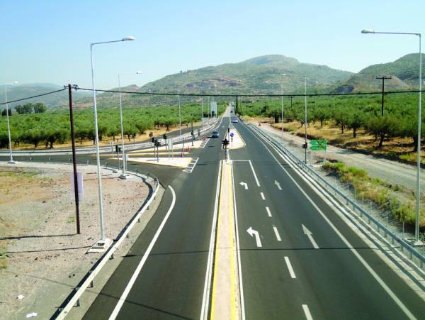 Καλύτερη σήμανση στον αυτοκινητόδρομο στην Τσακώνα ζητούν οι έμποροι της Κυπαρισσίας