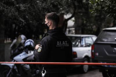 Άγιος Παντελεήμονας: Ένας νεκρός και ένας τραυματίας σε είσοδο πολυκατοικίας (βίντεο)