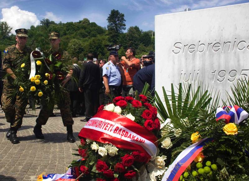 Είκοσι πέντε χρόνια μετά την σφαγή της Σρεμπρένιτσα οι Μουσουλμάνοι της Βοσνίας θρηνούν τους νεκρούς τους