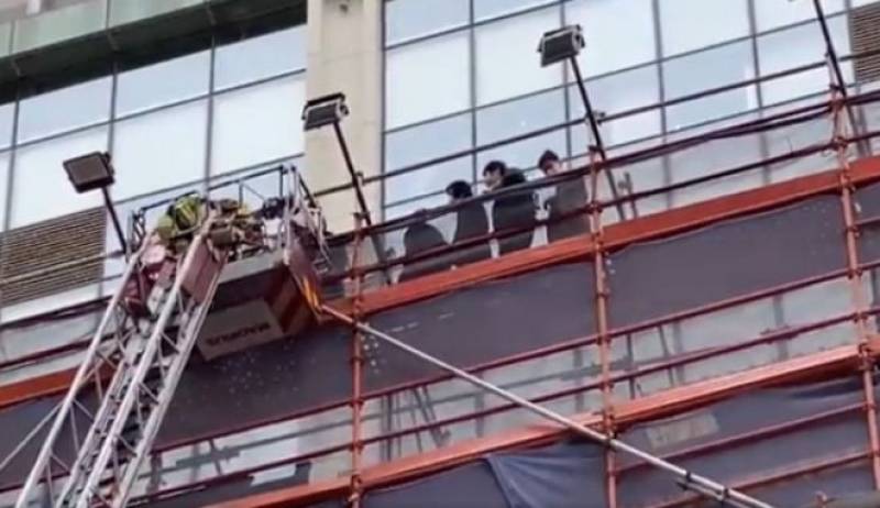 Χονγκ-Κονγκ: Εκατοντάδες παγιδευμένοι μετά από πυρκαγιά σε ουρανοξύστη (βίντεο)