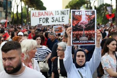 Αλβανία: Συνεχίζονται για 14η ημέρα οι διαδηλώσεις κατά των τουριστικών επενδύσεων (βίντεο)
